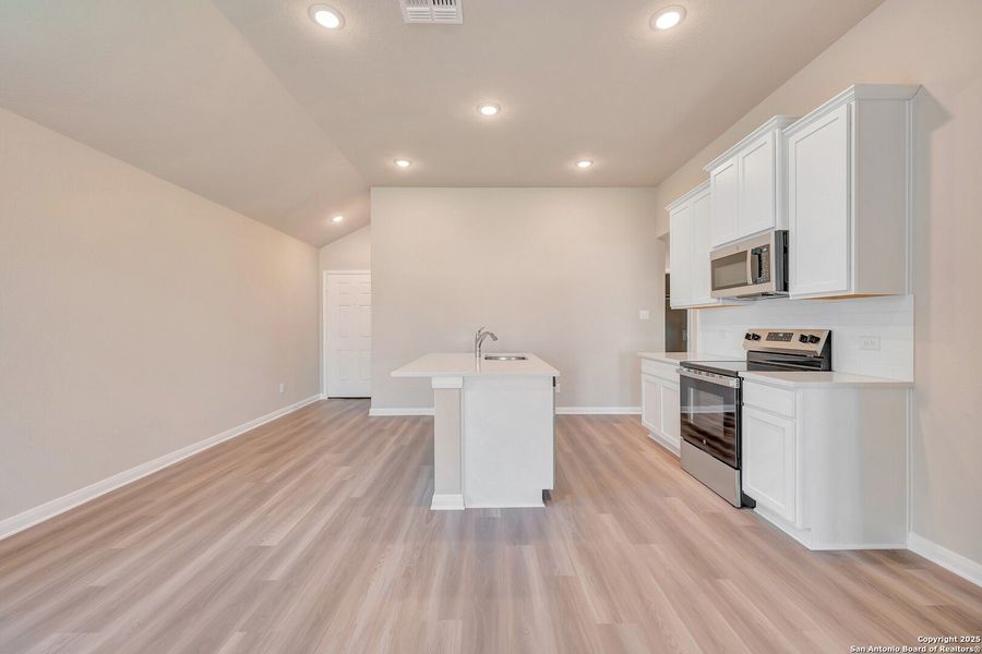 Spacious, unfurnished interior of a new home in Park Place, New Braunfels (Image 37).