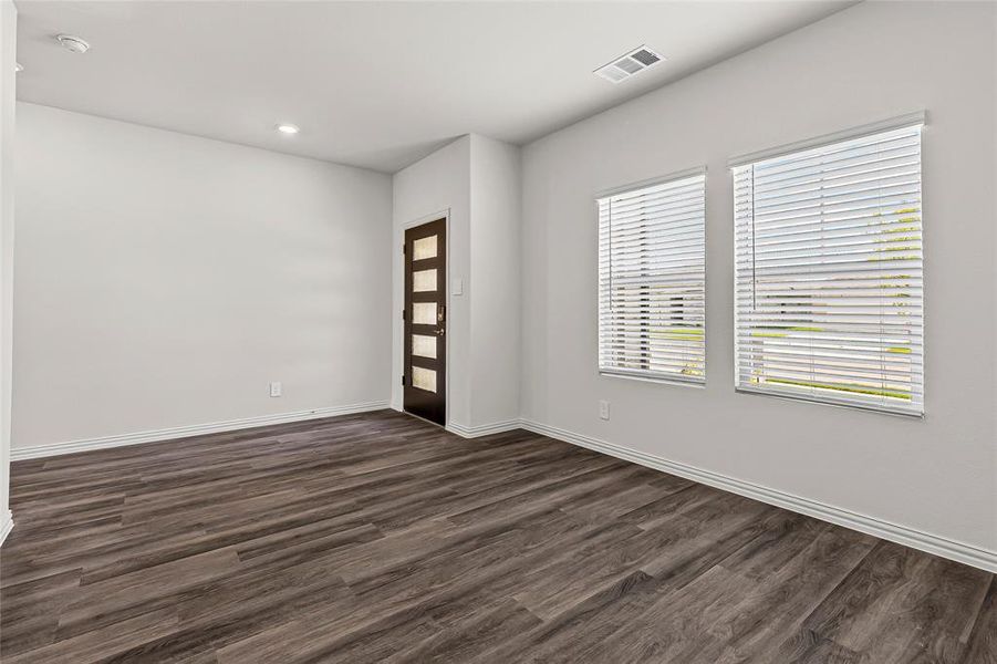 Spacious, unfurnished interior of a new home in Stratton Place, Greenville (Image 9).