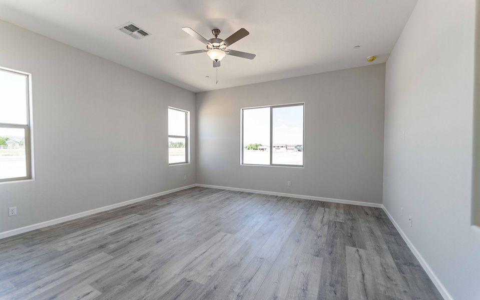Spacious, unfurnished interior of a new home in Heritage Pointe, Chino Valley (Image 18).