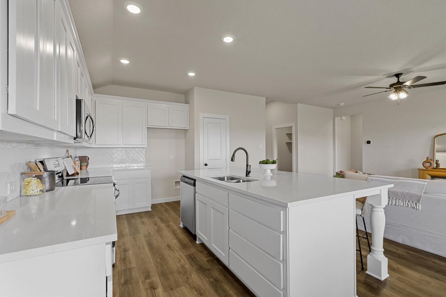 Representative furnished interior of a home built from the Essex by Cheldan Homes in Stoneview, Glen Rose (Image 37).