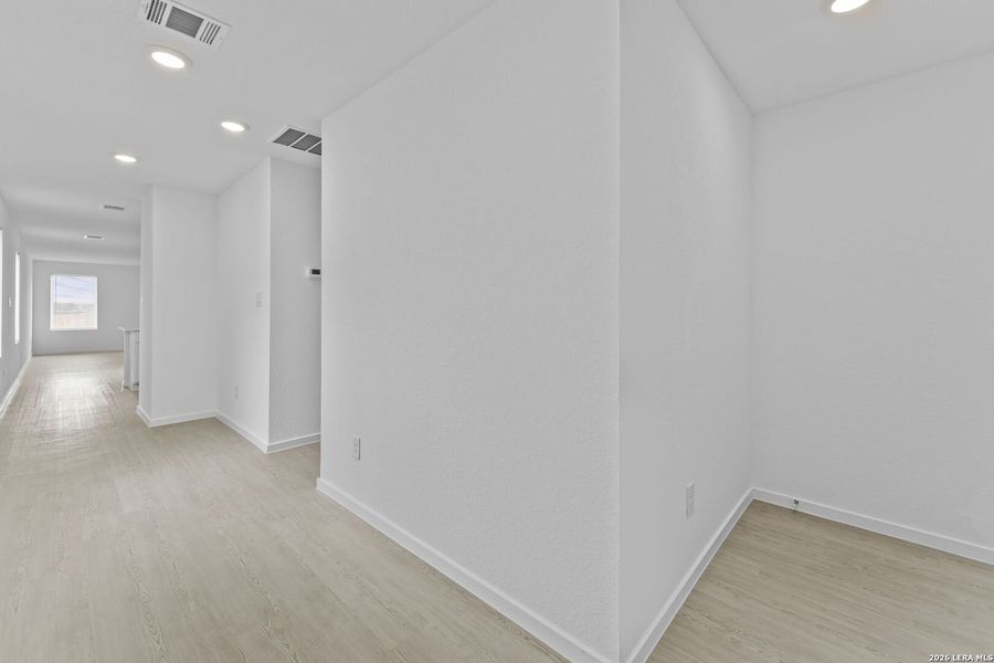 Spacious, unfurnished interior of a new home in Spring Grove, St. Hedwig (Image 10).