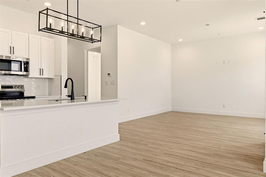 Spacious, unfurnished interior of a new home in , Rowlett (Image 8).