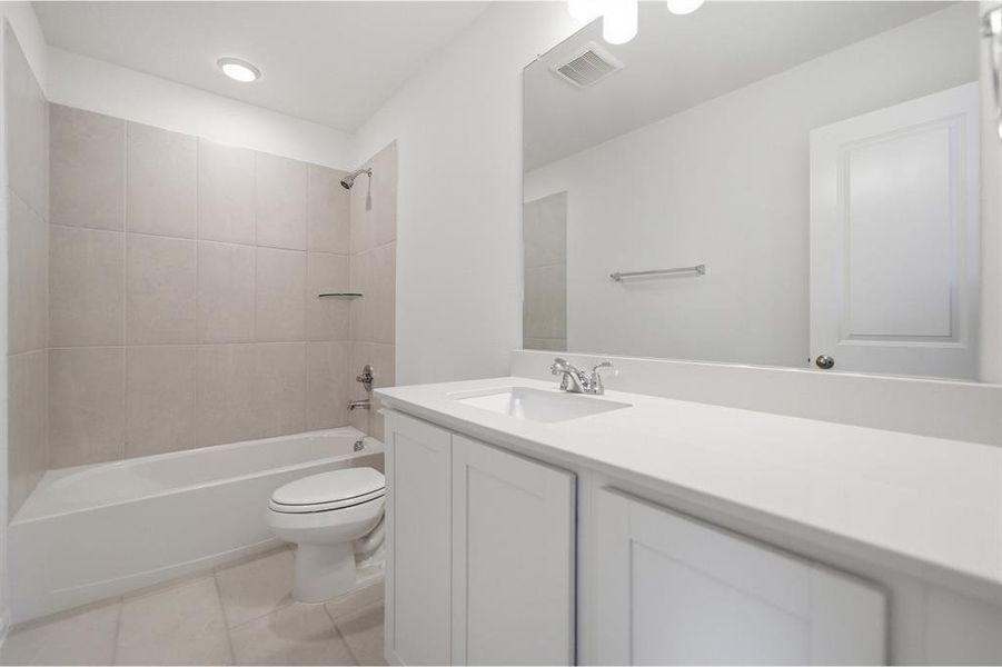 Furnished interior view inside a new home in Saddlebrook Estates, Waxahachie (Image 11). Furnished interior view inside a new home in Saddlebrook Estates, Waxahachie (Image 11).