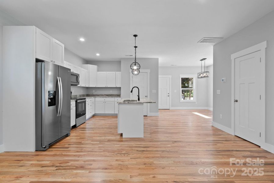 Spacious, unfurnished interior of a new home in , Asheville (Image 34).