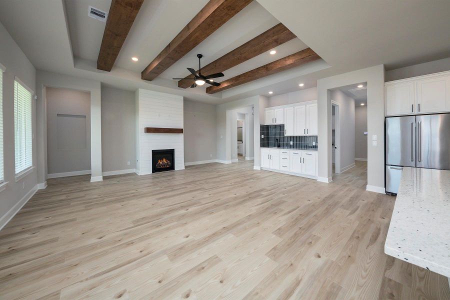 Spacious, unfurnished interior of a new home in Sierra Vista, Iowa Colony (Image 12).
