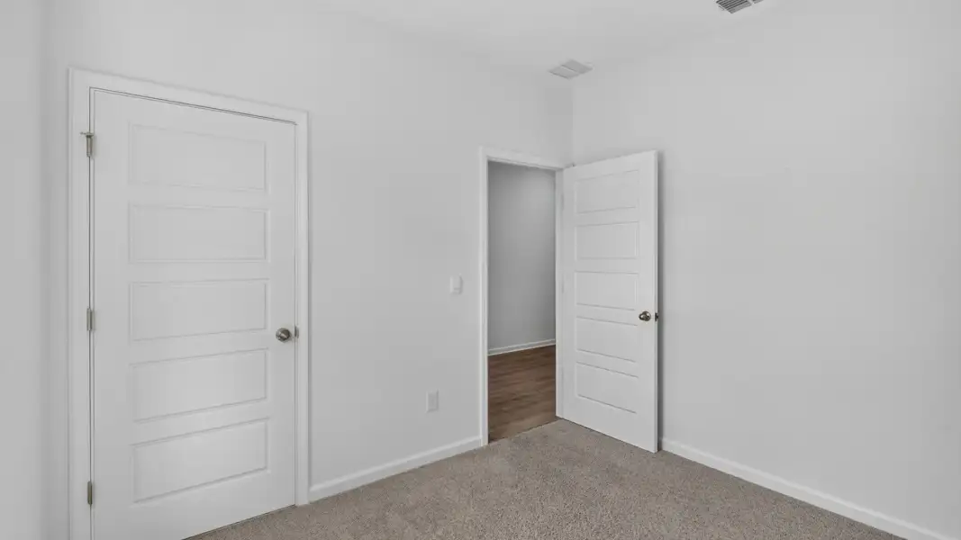 Spacious, unfurnished interior of a new home in Copes Landing, Jacksonville (Image 21).