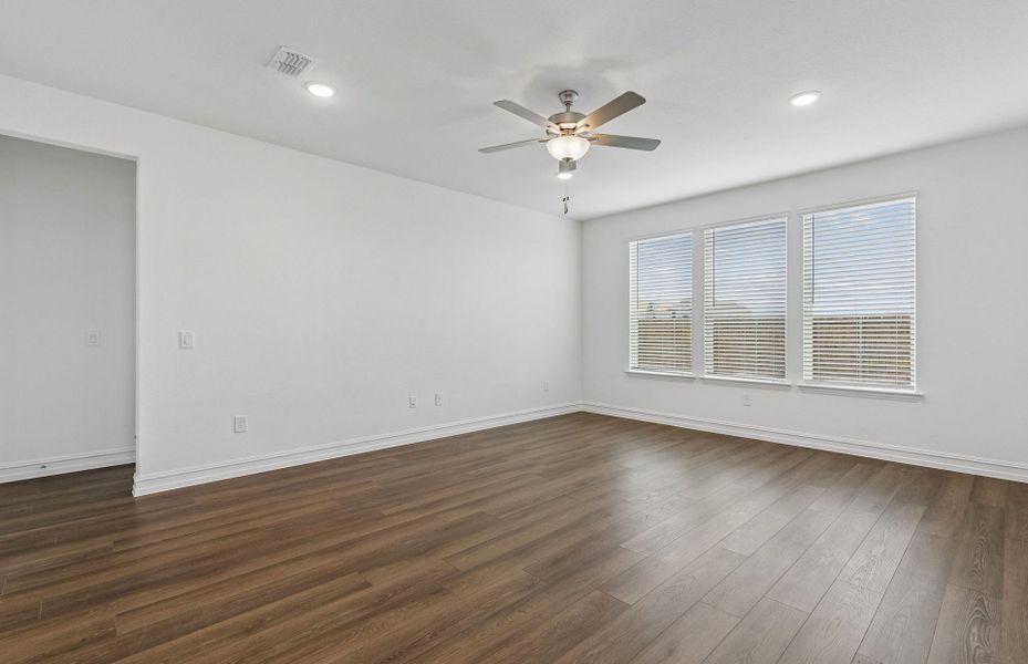 Representative unfurnished interior of a home built from the Harvard by Pulte Homes in Ribbonwood, Aubrey (Image 17).