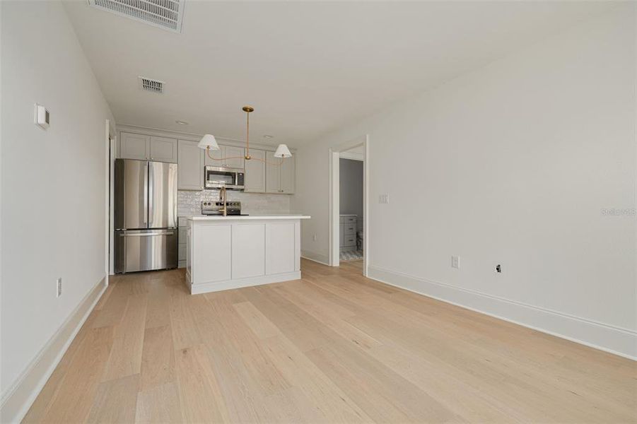 Spacious, unfurnished interior of a new home in , St. Petersburg (Image 25).