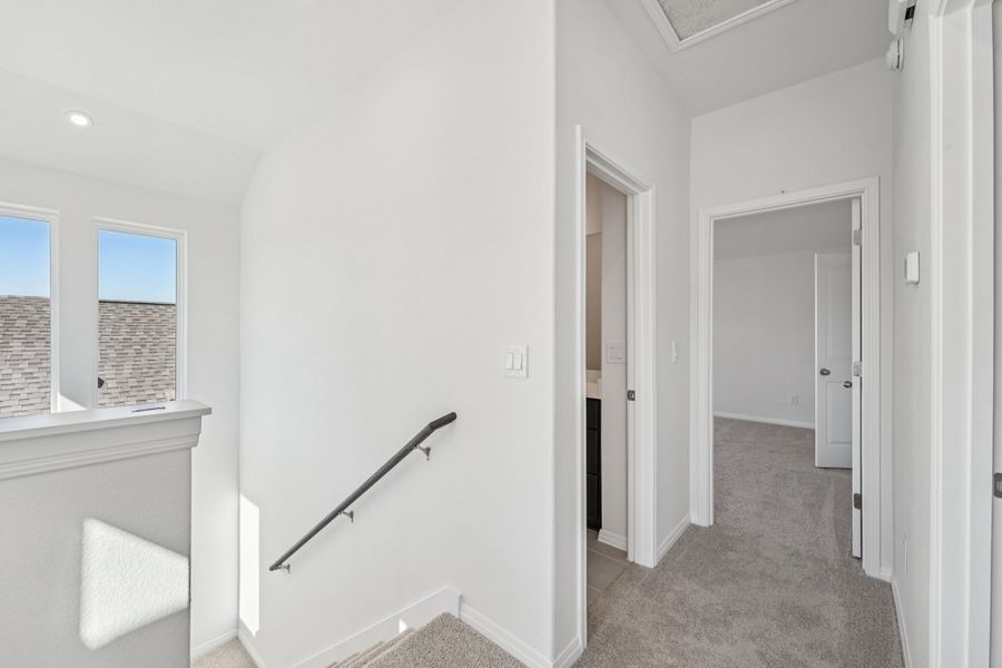 Spacious, unfurnished interior of a new home in Porter Country, Buda (Image 23).