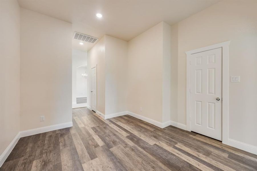 Spacious, unfurnished interior of a new home in , Corsicana (Image 24).