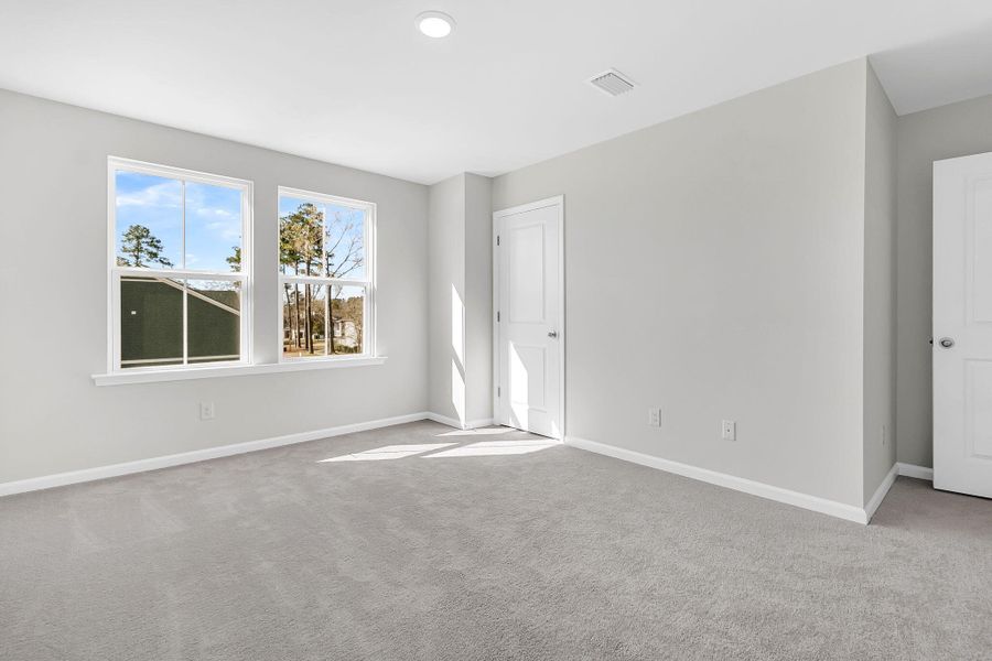 Spacious, unfurnished interior of a new home in , Summerville (Image 27).
