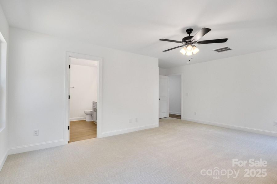 Spacious, unfurnished interior of a new home in , Harrisburg (Image 27).