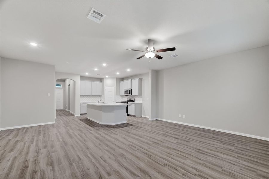Spacious, unfurnished interior of a new home in Rollingbrook Estates, Baytown (Image 20).