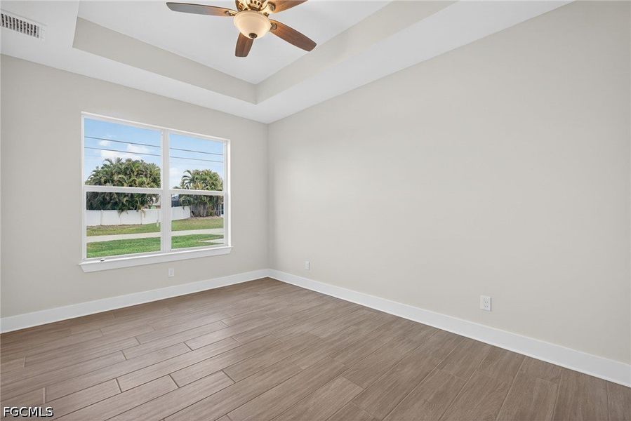 Spacious, unfurnished interior of a new home in Cape Coral, Cape Coral (Image 28).