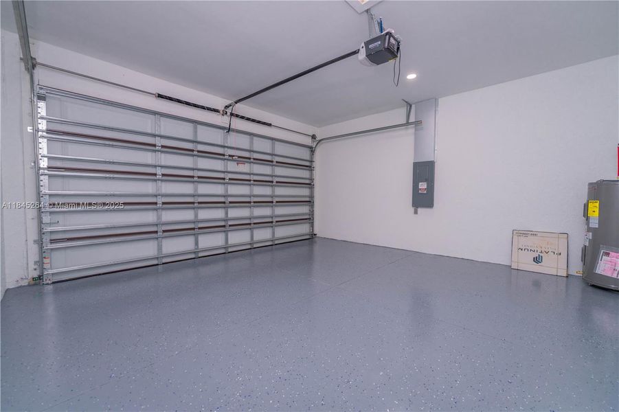 Spacious, unfurnished interior of a new home in , Lehigh Acres (Image 10).