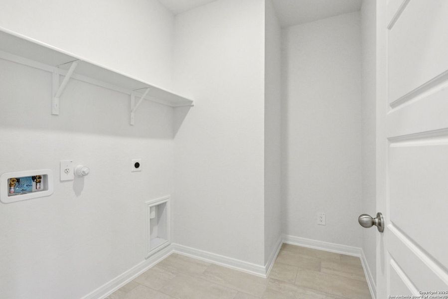 Spacious, unfurnished interior of a new home in Royal Crest, San Antonio (Image 18). Spacious, unfurnished interior of a new home in Royal Crest, San Antonio (Image 18).