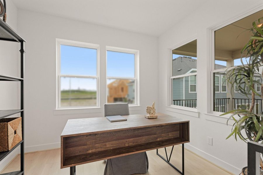 Versatile sunroom (*Photo not of actual home and used for illustration purposes only.)