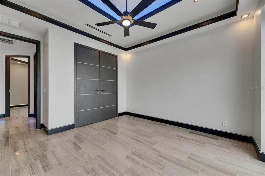 Spacious, unfurnished interior of a new home in , Apollo Beach (Image 24).