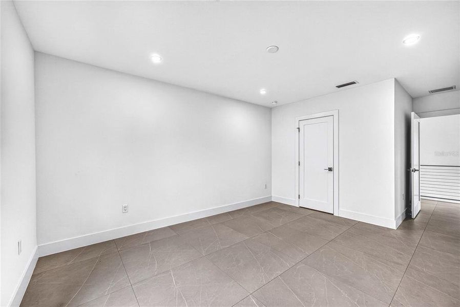 Spacious, unfurnished interior of a new home in , Sarasota (Image 58).