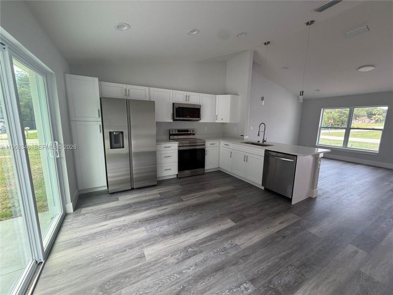 Spacious, unfurnished interior of a new home in , Dunnellon (Image 32).