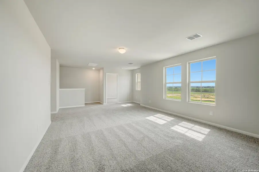 Spacious, unfurnished interior of a new home in Mesquite Ridge, San Antonio (Image 30).