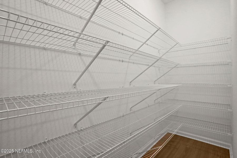 Spacious, unfurnished interior of a new home in Jennings Farm, Middleburg (Image 23).