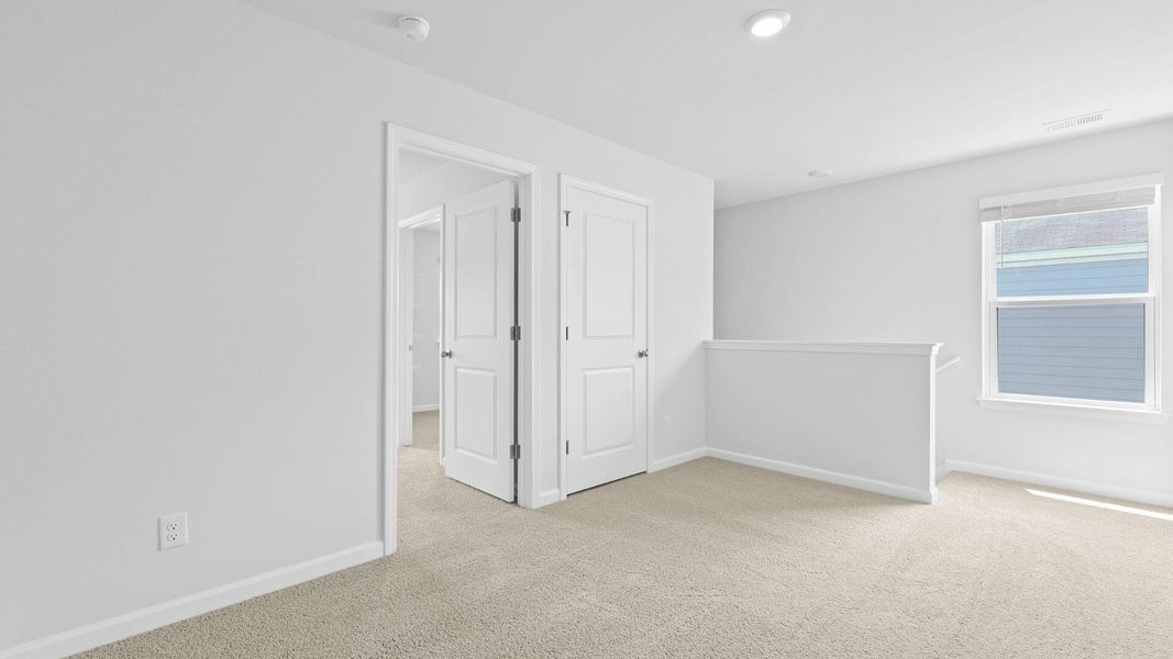 Spacious, unfurnished interior of a new home in Carolina Groves, Moncks Corner (Image 18).