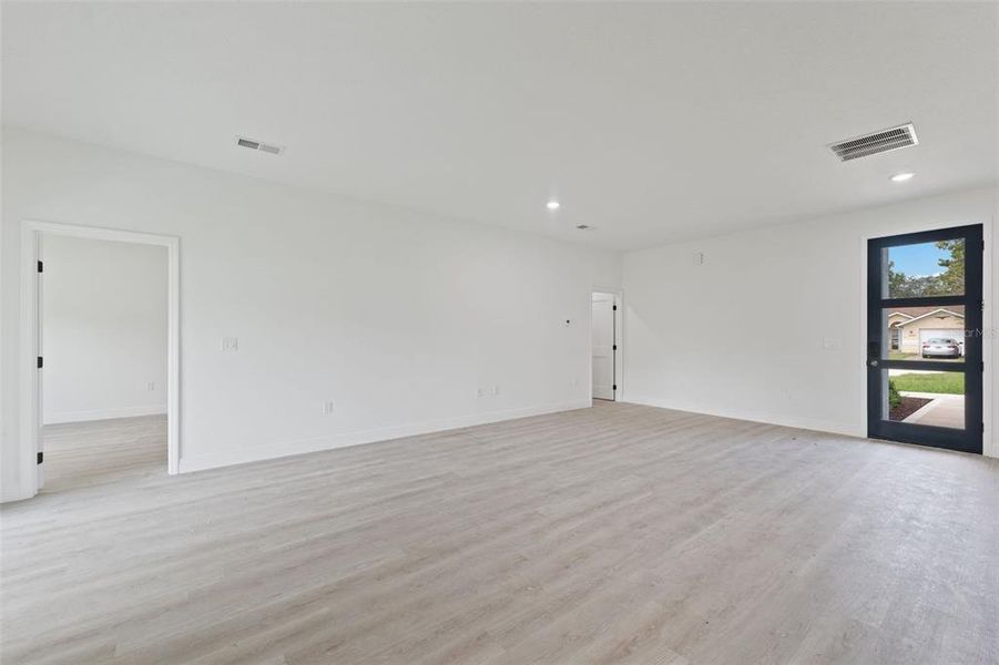 Spacious, unfurnished interior of a new home in , Ocala (Image 23).