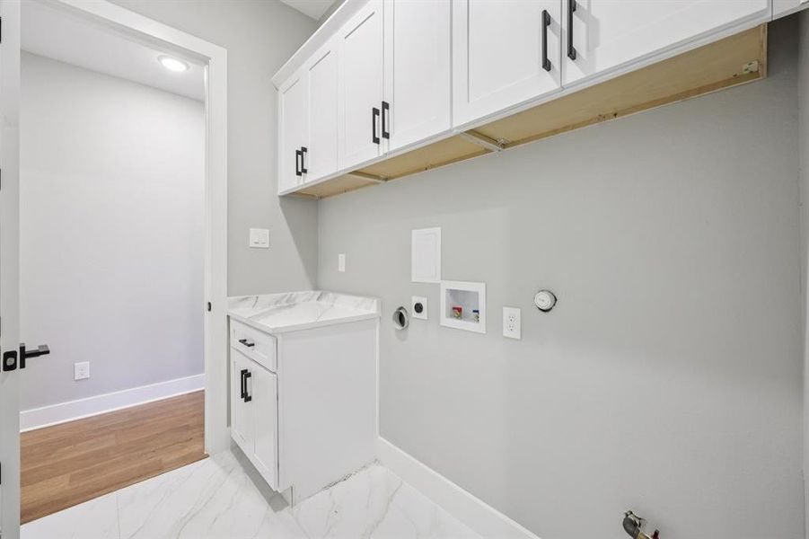 Furnished interior view inside a new home in , Grapevine (Image 14).