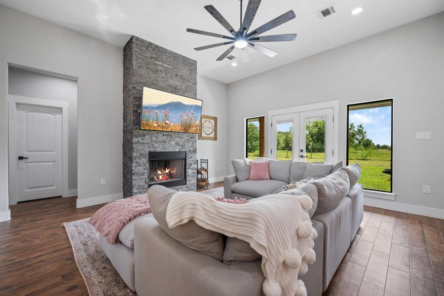 Furnished interior view inside a new home in , Anahuac (Image 21).