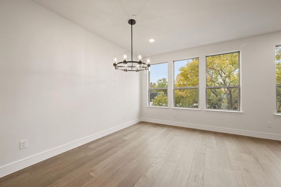 Whether it's lively dinner parties or cozy family meals, this dining room fits all occasions! Whether it's lively dinner parties or cozy family meals, this dining room fits all occasions!