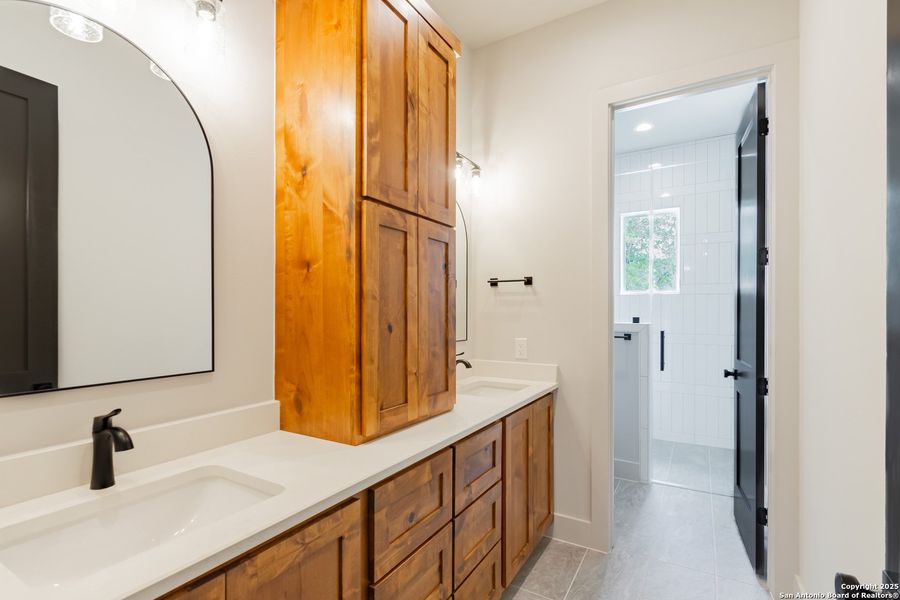 Furnished interior view inside a new home in , La Vernia (Image 7).