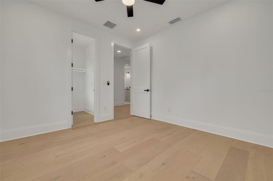 Spacious, unfurnished interior of a new home in , St. Petersburg (Image 36).
