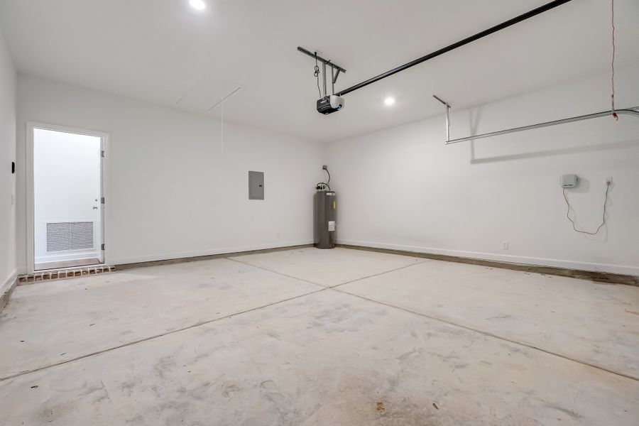 Spacious, unfurnished interior of a new home in Barton's Bend, Crestview (Image 27).