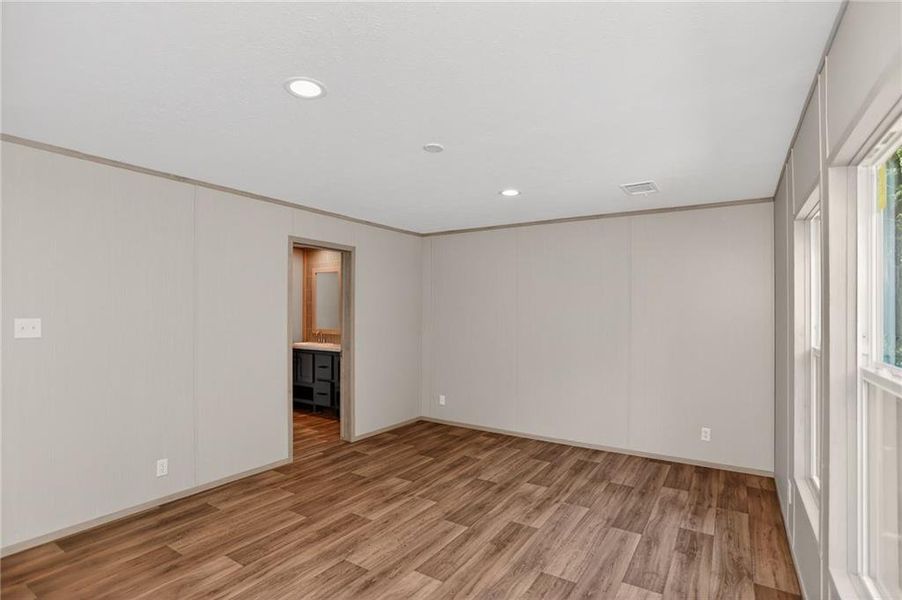 Spacious, unfurnished interior of a new home in , Jasper (Image 14).