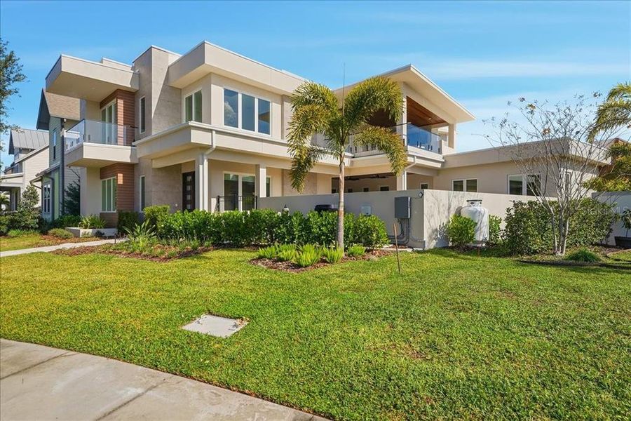 Exterior details and patio area of a home in , Orlando (Image 33).