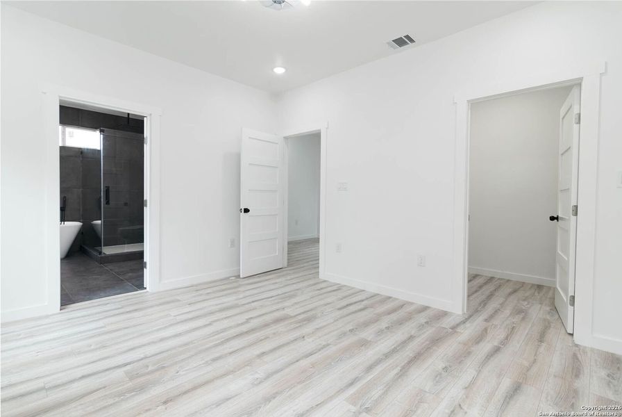 Spacious, unfurnished interior of a new home in , San Antonio (Image 16).