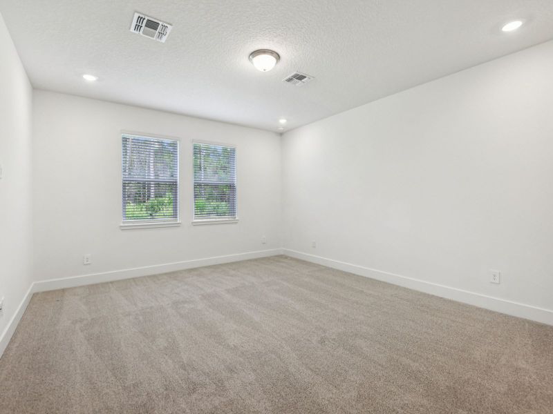 Spacious, unfurnished interior of a new home in Ridgehaven - Signature Series, Ormond Beach (Image 11).