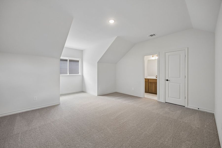 Spacious, unfurnished interior of a new home in Country Lakes, Denton (Image 15).