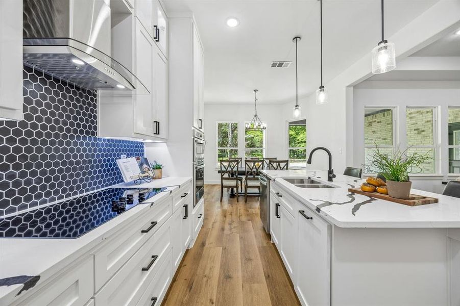 Here you can see the smooth top electric cooktop and the decorative hexagon backsplash.