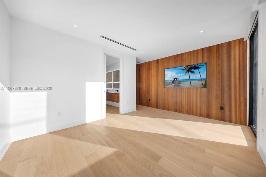 Spacious, unfurnished interior of a new home in , Miami (Image 31).