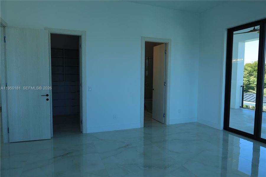 Spacious, unfurnished interior of a new home in , Key Largo (Image 8).