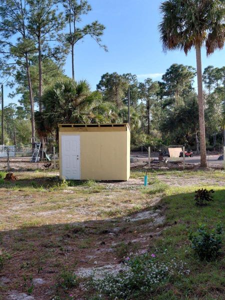 Exterior details and patio area of a home in , Clewiston (Image 15).