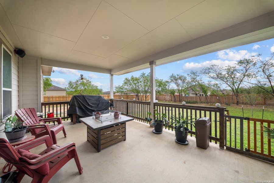 Exterior details and patio area of a home in Jordan's Ranch, San Antonio (Image 4).