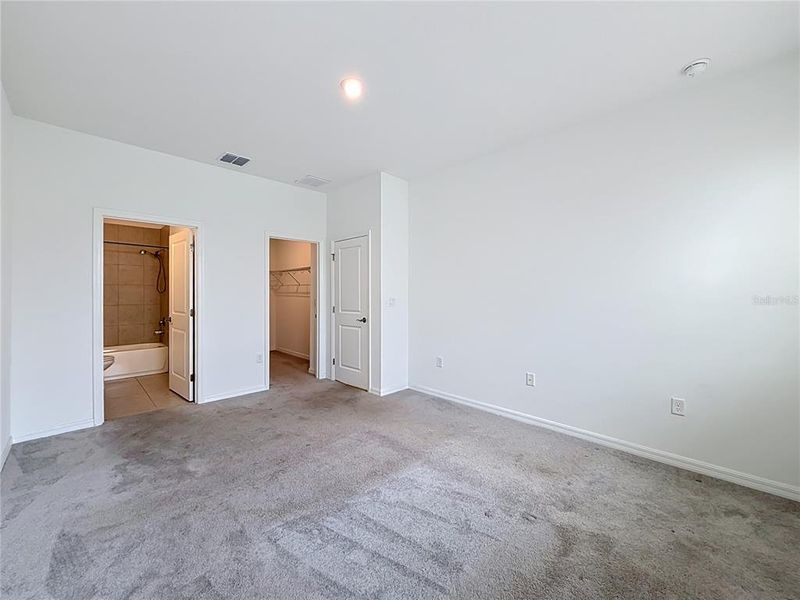 Spacious, unfurnished interior of a new home in , Mascotte (Image 30).
