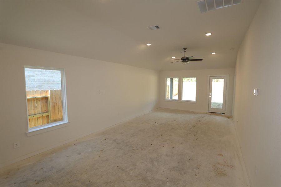 Spacious, unfurnished interior of a new home in Sorella, Tomball (Image 14). Spacious, unfurnished interior of a new home in Sorella, Tomball (Image 14).