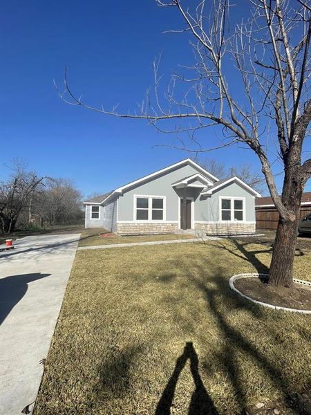 Single story home featuring a front yard