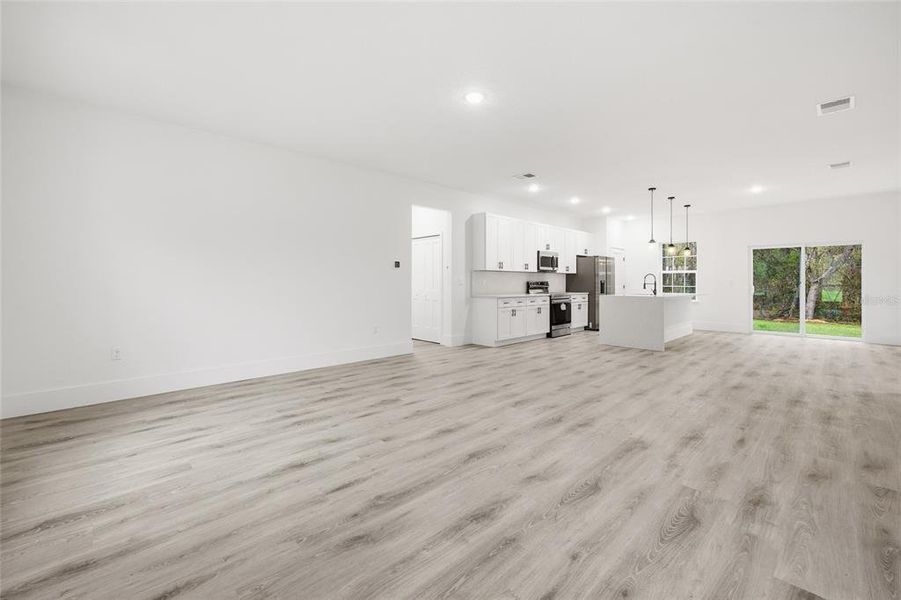 Spacious, unfurnished interior of a new home in , Citrus Springs (Image 30).