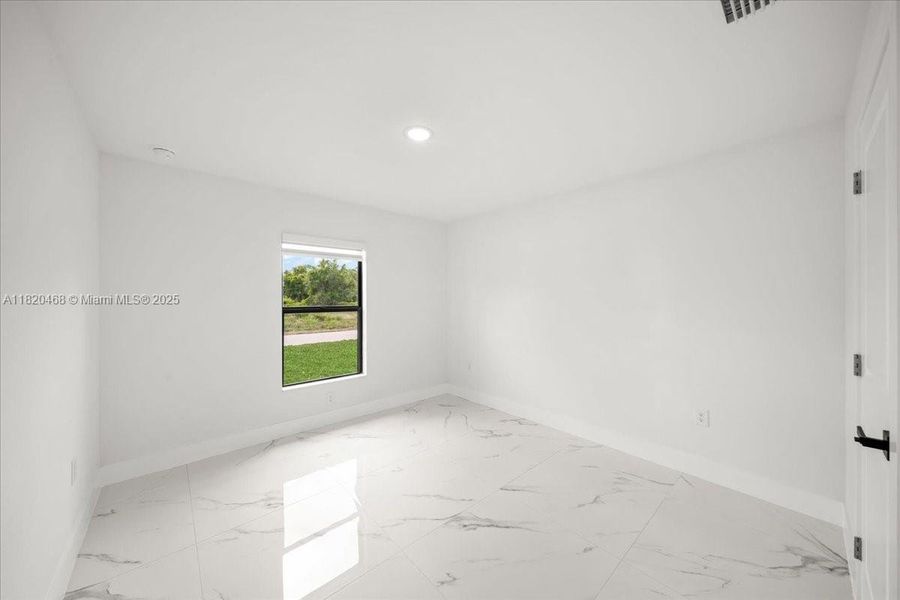 Spacious, unfurnished interior of a new home in , Lehigh Acres (Image 10).