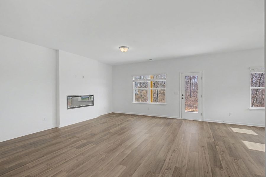 Spacious, unfurnished interior of a new home in The Oaks, Clarksville (Image 14).